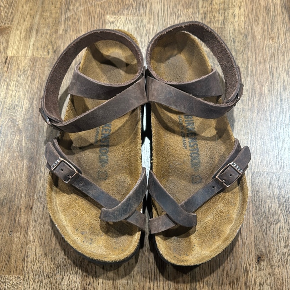 Like New, Worn Twice. Birkenstock Yara sandals.